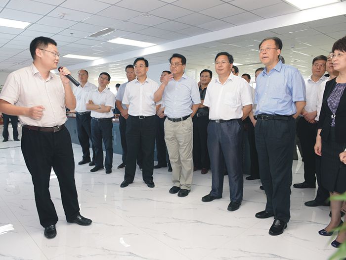 安徽省委常委、合肥市委书记吴存荣，合肥市党政代表团一行莅临我集团参观考察