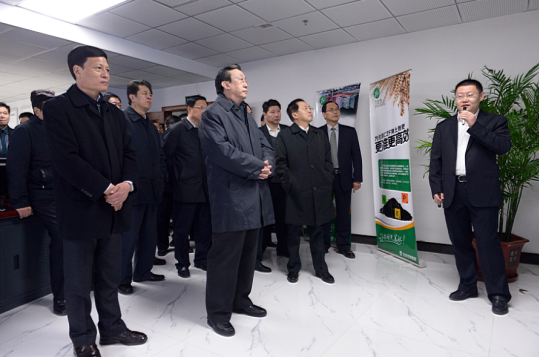 时任河南省省委书记郭庚茂（前排左二）、省长谢伏瞻（前排左一）莅临快猫短视频在线观看集团指导工作